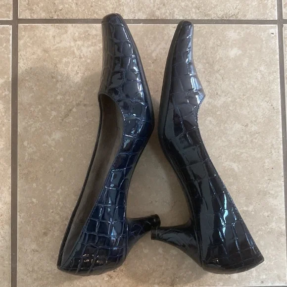 Women’s Aerosols size 6M dress heels; dark navy patent leather; 2 1/2” heels - Picture 6 of 10